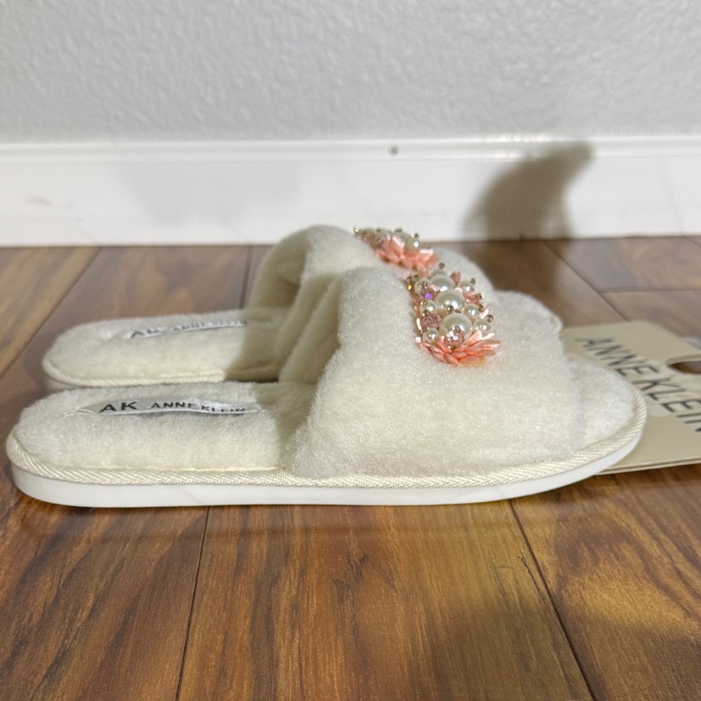Anne Klein Winter White Fur Slippers with Pearl Accents M - Picture 12 of 13